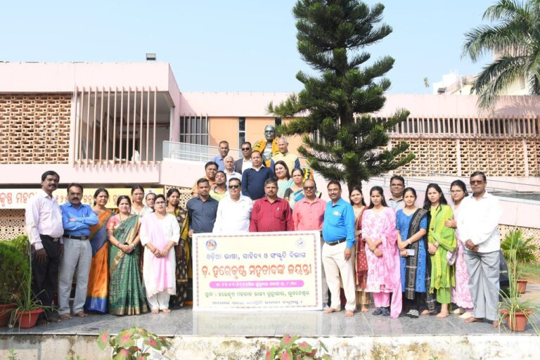 ହରେକୃଷ୍ଣ ମହତାବଙ୍କ ୧୨୫ତମ ଜନ୍ମବାର୍ଷିକୀ ଅବସରରେ ପ୍ରତିମୂର୍ତ୍ତିରେ ମାଲ୍ୟାର୍ପଣ