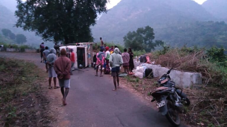 ଘାଟିରେ ଓଲଟିଲା ଦାଦନ ଶ୍ରମିକ ଭ୍ୟାନ: ଜଣେ ମୃତ, ୨୪ ଆହତ