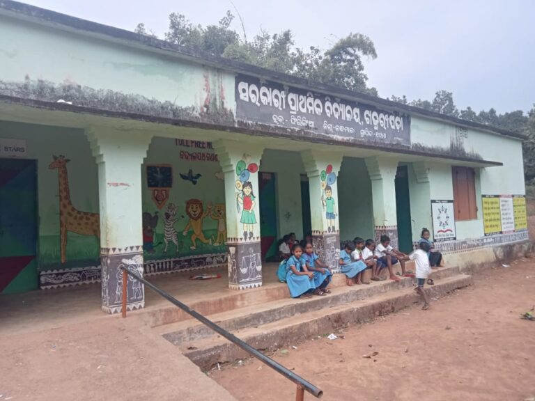 ଶିକ୍ଷା ବ୍ୟବସ୍ଥାର ବିକଳ ଚିତ୍ର: ଦିନ ୧୧ଟାରେ ବି ଖୋଲୁନି ସ୍କୁଲ, ଆସୁନାହାନ୍ତି ଶିକ୍ଷକ