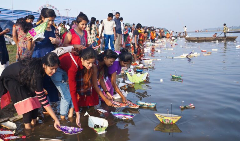 ପବିତ୍ର କାର୍ତ୍ତିକ ପୂର୍ଣ୍ଣିମା: ନୌବାଣିଜ୍ୟ ପରମ୍ପରାକୁ ମନେ ପକାଇ ସବୁଠି ଡଙ୍ଗା ଭସା
