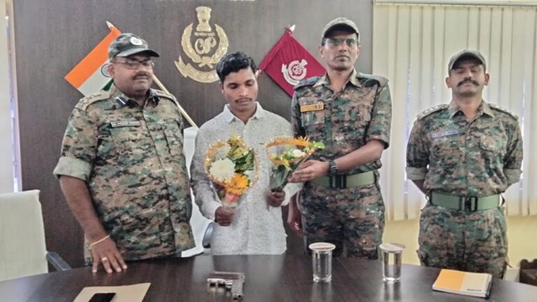 କ୍ୟାଡର ମାଓବାଦୀର ଆତ୍ମସମର୍ପଣ