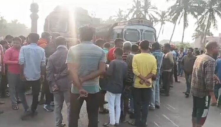 ମାଛ ବେପାରୀଙ୍କ ଉପରେ ଚଢିଗଲା ଟ୍ରକ୍: ରାସ୍ତା ଅବରୋଧ