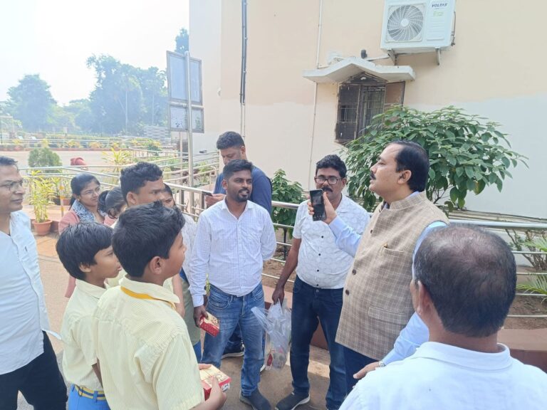 ଛାତ୍ରଛାତ୍ରୀଙ୍କୁ ବିଧାନସଭା ବୁଲାଇଲେ ନୀଳଗିରି ବିଧାୟକ