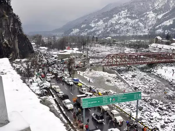 ହିମାଚଳପ୍ରଦେଶରେ ବରଫ ବର୍ଷା : ଫସିଲେ ପର୍ଯ୍ୟଟକ