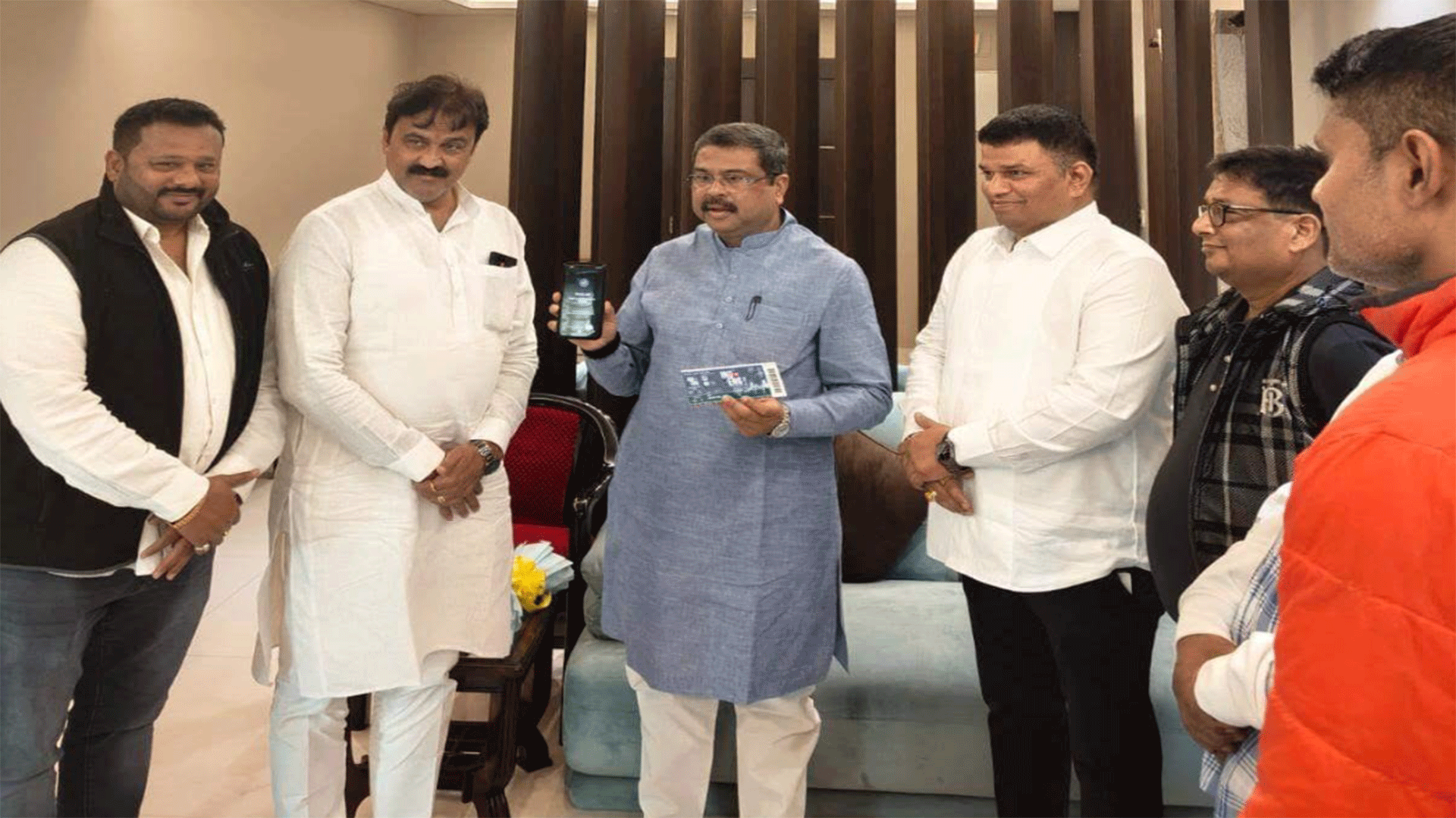 କଟକ ବାରବାଟୀରେ ଭାରତ-ଇଂଲଣ୍ଡ କ୍ରିକେଟ ମ୍ୟାଚ, ଟିକଟ କିଣିଲେ କେନ୍ଦ୍ର ମନ୍ତ୍ରୀ ଧର୍ମେନ୍ଦ୍ର ପ୍ରଧାନ