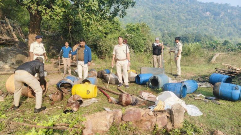 ଦେଶୀ ମଦଭାଟିରେ ଚଢ଼ାଉ; ବିପୁଳ ପରିମାଣର ପୋଚ ନଷ୍ଟ