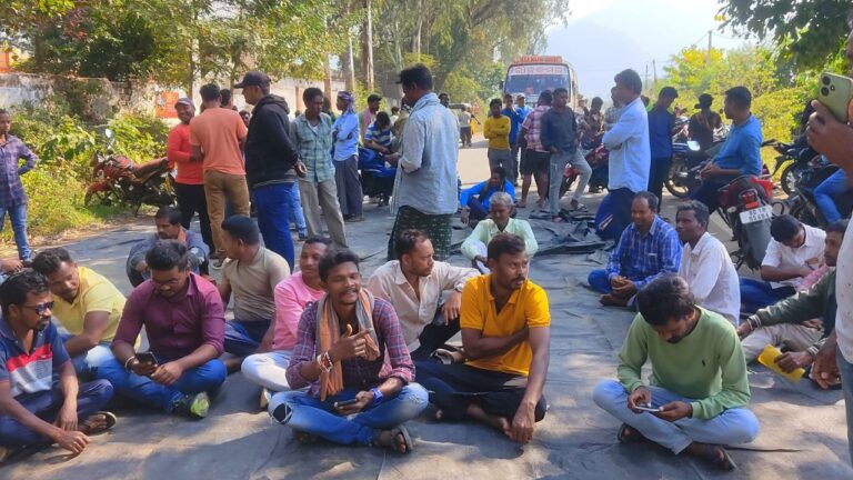 ଧାନକିଣା ଟାର୍ଗେଟକୁ ନେଇ ଚାଷୀ ଅସନ୍ତୋଷ, ରାଜରାସ୍ତା ଅବରୋଧ