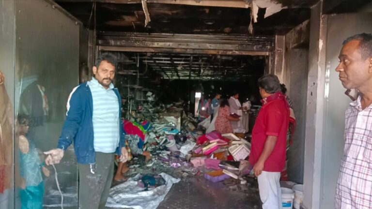 ଲୁଗା ଦୋକାନରେ ଭୟାବହ ଅଗ୍ନିକାଣ୍ଡ, ୫୦ ଲକ୍ଷରୁ ଅଧିକ ଟଙ୍କାର କ୍ଷତି