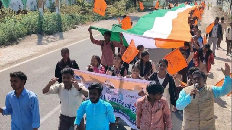 ବିଶାଳ ତ୍ରିରଙ୍ଗା ଶୋଭାଯାତ୍ରା