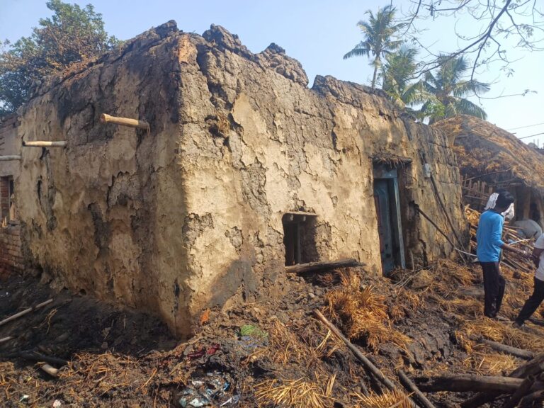 ନିଆଁ ଲାଗି ଜଳିଗଲା ୪ ପରିବାରର ୭ ବଖରା ଚାଳଘର