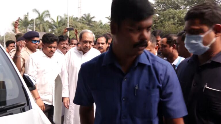 ସୁଶାନ୍ତ ସିଂଙ୍କୁ ହସ୍ପିଟାଲରେ ଭେଟି ସ୍ଵାସ୍ଥ୍ୟବସ୍ଥା ପଚାରି ବୁଝିଲେ ନବୀନ୍