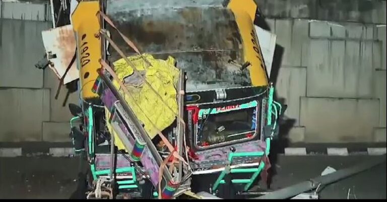 ବ୍ରିଜ୍ ତଳକୁ ଖସିଲା ଦୁଇଟି ଟ୍ରକ୍: ୩ ଗୁରୁତର