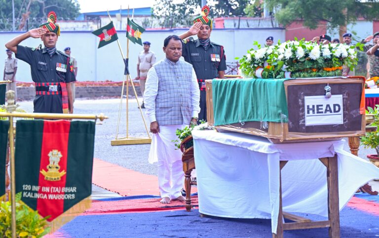 ସହିଦ ରାଜକିଶୋରଙ୍କୁ ଶ୍ରଦ୍ଧାଞ୍ଜଳୀ ଜଣାଇଲେ ମୁଖ୍ୟମନ୍ତ୍ରୀ: ଆଜି ପୈତୃକ ଗାଁରେ ହେବ ଶେଷକୃତ୍ୟ ସମ୍ପନ୍ନ