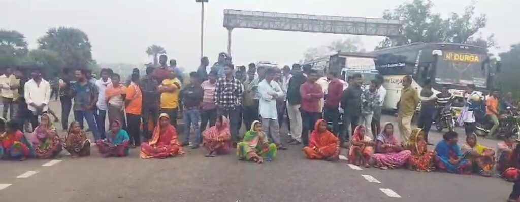 ଅଜଣା ଗାଡି ଧକ୍କାରେ ଦମ୍ପତି ଗୁରୁତର ଘଟଣା: ହଟିଲା ରାସ୍ତା ଅବରୋଧ