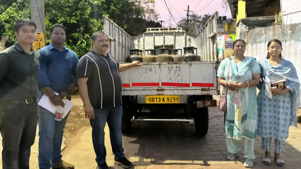 ବେଆଇନ ଗ୍ୟାସ ସିଲିଣ୍ଡର ଗୋଦାମରେ ଚଢ଼ାଉ, ୪୯ ସିଲିଣ୍ଡର ଜବତ