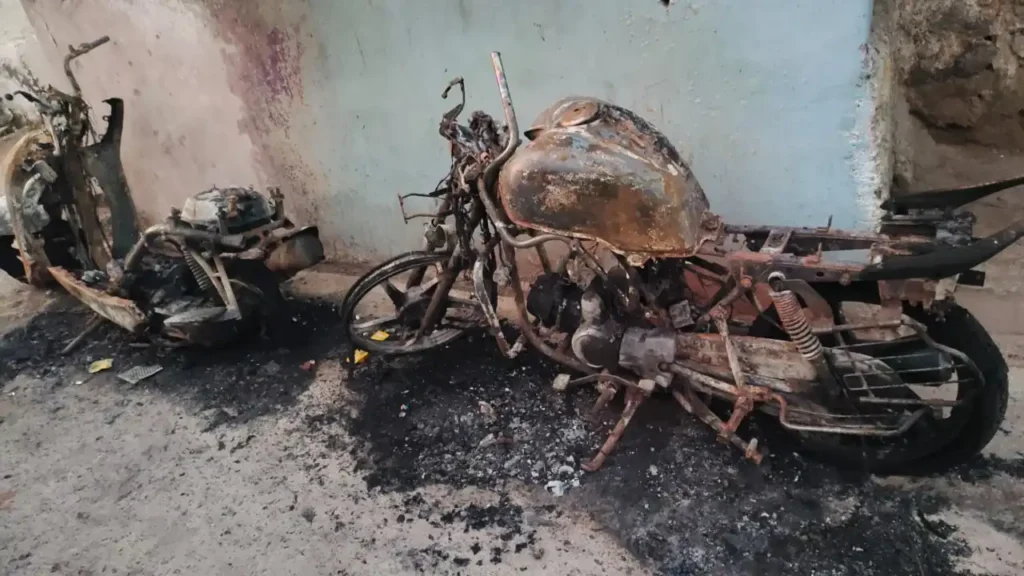 ପୁଲିସ କର୍ମଚାରୀଙ୍କ ବାଇକ ଓ ସ୍କୁଟି ଜାଳିଦେଲେ ଦୁର୍ବୃତ୍ତ