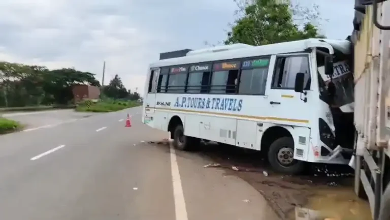 ଟ୍ରକକୁ ଧକ୍କା ଦେଲା ତୀର୍ଥଯାତ୍ରୀ ବସ