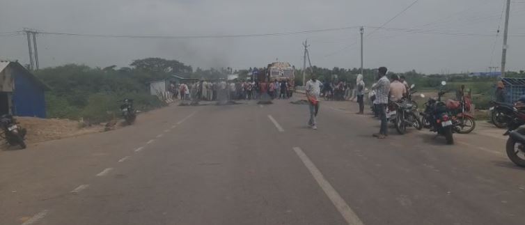 ଡ୍ରାଇଭରକୁ ମାଡ ପ୍ରତିବାଦରେ ରାସ୍ତାରୋକ