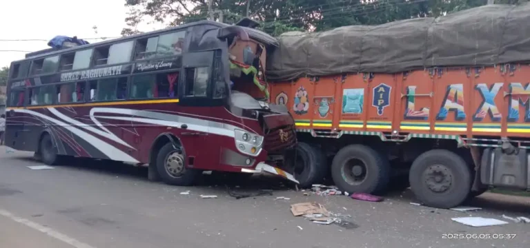 ଟ୍ରକ୍ କୁ ପିଟିଲା ବସ: ୧ ମୃତ , ୭ ଗୁରୁତର