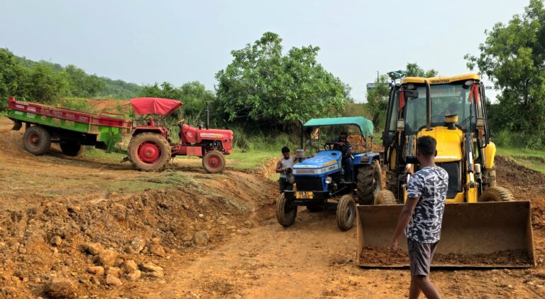 ଆଠଗଡ ବନ ବିଭାଗର ଚଡାଉ: ଗୋଟିଏ ଜେସିବି ଓ ଦୁଇ ଟ୍ରାକ୍ଟର ଜବତ