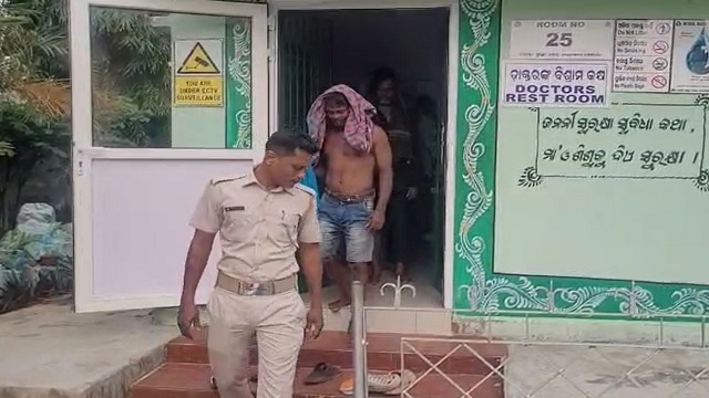 ଅଧାଲଣ୍ଡା କରି ୨ ଜଣଙ୍କୁ ୨ କିମି ଆଣ୍ଠେଇ ଚଲାଇଲେ