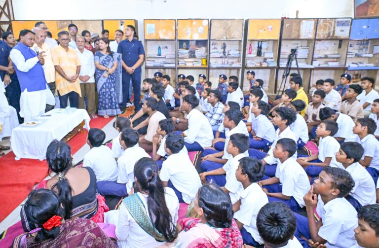 ବନବାସୀ ଆଶ୍ରମ ପିଲାଙ୍କ ଗହଣରେ ମନ୍ କି ବାତ୍ ଶୁଣିଲେ ମୁଖ୍ୟମନ୍ତ୍ରୀ