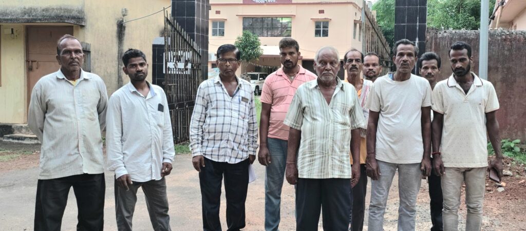 କେନାଲ ସଫେଇ ନହେବାରୁ ଉପଜିଲ୍ଲାପାଳ ଓ ତହସିଲଦାରଙ୍କୁ ଫେରାଦ ହେଲେ ଚାଷୀ