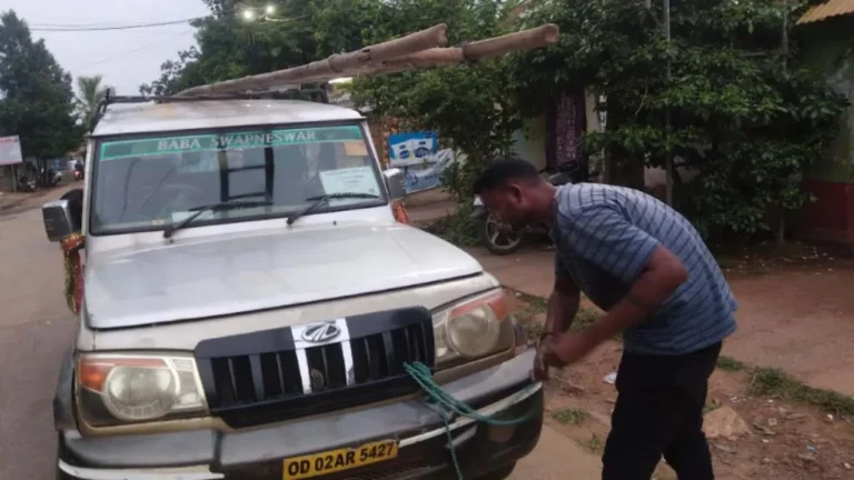 ବିଦ୍ୟୁତ କର୍ମଚାରୀଙ୍କ ସୁରକ୍ଷା ପ୍ରତି ବେଖାତିର, ଗାଁ ଗାଁରେ ବୁଲୁଛି ଖତରା ବାଉଁଶ ଶିଡ଼ି