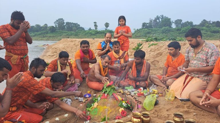 ଶ୍ରାବଣ ଶେଷ ସୋମବାର:  ହରଭଙ୍ଗା ଆଦେଶ୍ୱର ଶୈବପୀଠରେ କାଉଡ଼ିଆଙ୍କ ଭିଡ଼