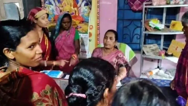 ଅଙ୍ଗନବାଡି କର୍ମୀ ନିଯୁକ୍ତିରେ ଅନିୟମିତତା ଅଭିଯୋଗ କରି ସିଡ଼ିପିଓଙ୍କୁ ଘେରିଲେ ମହିଳା