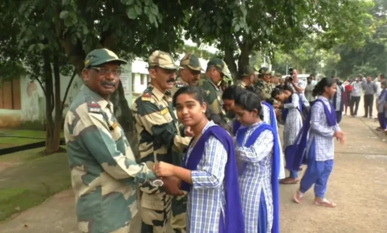 ଯବାନଙ୍କୁ ରାକ୍ଷୀ ବାନ୍ଧିଲେ କଲେଜ ଛାତ୍ରୀ