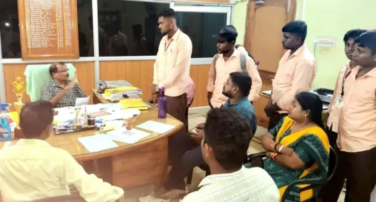 କଲେଜ ପରିସରରେ ଅଣଛାତ୍ର ପ୍ରବେଶକୁ ବିରୋଧ, ଅଧ୍ୟକ୍ଷଙ୍କୁ ଦାବିପତ୍ର ପ୍ରଦାନ