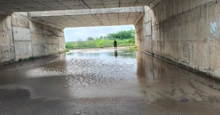 ଓଭରବ୍ରିଜ ତଳେ କୃତ୍ରିମ ପୋଖରୀ, ଯାତାୟତରେ ଅସୁବିଧା