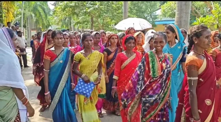 ବ୍ୟାଙ୍କ କର୍ମଚାରୀଙ୍କ ବିରୋଧରେ ଏସପିଙ୍କୁ ଅଭିଯୋଗ କଲେ ସ୍ବୟଂ ସହାୟକ ଗୋଷ୍ଠୀର ମହିଳା          