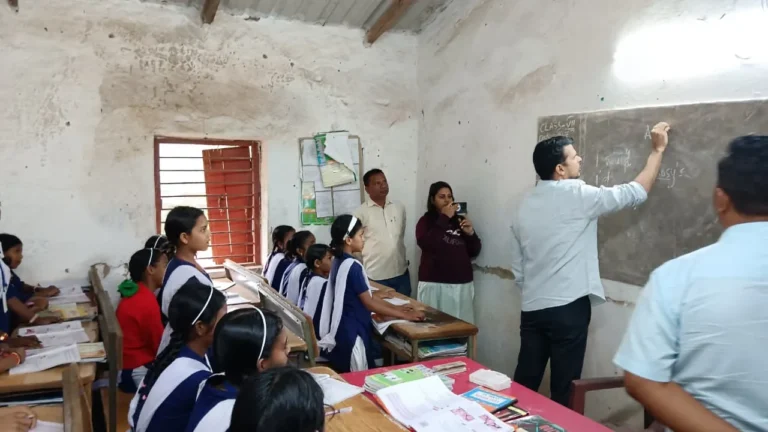 ବଣ୍ଡାଘାଟି ମୁଦୁଲିପଡା ଏସଏସଡି ବାଳିକା ଉଚ୍ଚ ବିଦ୍ୟାଳୟରେ ପାଠ ପଢାଇଲେ ଜିଲ୍ଲାପାଳ