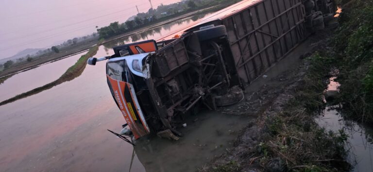 ଭାରସାମ୍ୟ ହରାଇ ଓଲଟିଲା ଓଏସଆରଟିସି ବସ୍‌ , ୧୫ ଆହତ