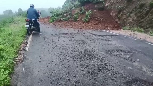 ମାଟି ଅତଡା ଖସି ରାସ୍ତା ଅବରୋଧ