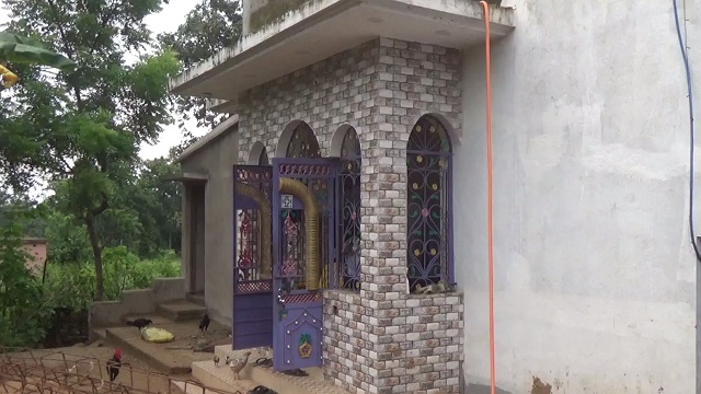 ଘର ଛାତ ଦେଇ ପଶିଲେ, ଗନ୍ ପଏଣ୍ଟରେ ଲୁଟିନେଲେ