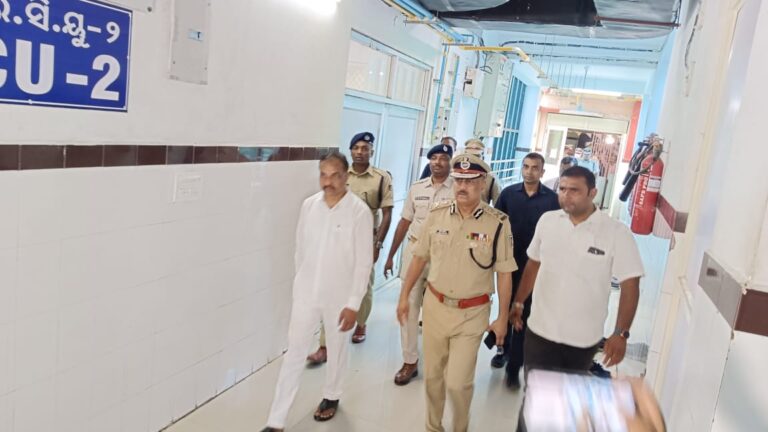 ଏମ୍‌କେସିଜିରେ ଗୁରୁତର ଯବାନଙ୍କୁ ଭେଟିଲେ ପୁଲିସ୍‌ ଡିଜି