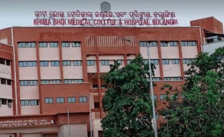 ରାସ୍ତା ମଝିରେ ଅଟକିଲା ଆମ୍ବୁଲାନ୍ସ, ଛଟପଟ ରୋଗୀ