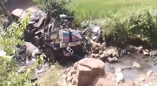 ୨୦ ଫୁଟ୍‌ ତଳକୁ ଖସିଲା କୋଇଲା ବୋଝେଇ ଟ୍ରକ : ଡ୍ରାଇଭର ଆହତ