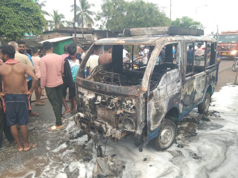 ରାସ୍ତା କଡରେ ଜଳିଗଲା ଟାଟା ମ୍ୟାଜିକ