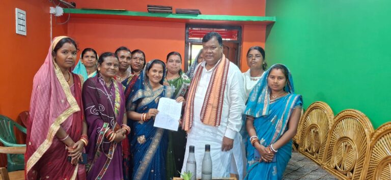 ଦାବିପୁରଣ ପାଇଁ ସରପଞ୍ଚ ଓ ବିଧାୟକଙ୍କୁ ଦାବିପତ୍ର ପ୍ରଦାନ