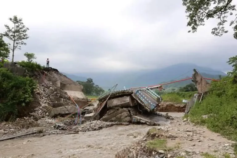 ଦାର୍ଜିଲିଂରେ ଭୂସ୍ଖଳନ : ପୋଲ ଭୁଶୁଡି ୬ ମୃତ