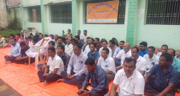 କର୍ମଚାରୀଙ୍କୁ ମାଡ଼: ବ୍ଲକ କର୍ମଚାରୀ ସଙ୍ଘର କଲମ ଛାଡ଼ ଆନ୍ଦୋଳନ