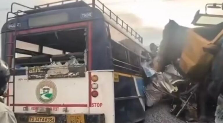 ବସ୍‌-ଟ୍ରକ୍‌ ମୁହାଁମୁହିଁ ଧକ୍କା : ୧୬ ମୃତ