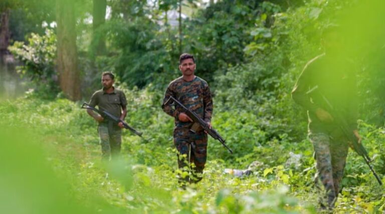 ୧୧ ନକ୍ସଲବାଦୀଙ୍କ ଆତ୍ମସମର୍ପଣ