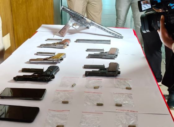 ୫ ବନ୍ଧୁକ ଜବତ: ଦୁଇ ବେପାରୀ ଗିରଫ