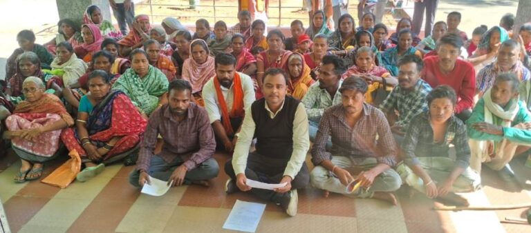 ଚାଉଳ ଯୋଗାଣ ବନ୍ଦ ; ଉପଜିଲ୍ଲାପାଳଙ୍କ କାର୍ଯ୍ୟାଳୟ ସମ୍ମୁଖରେ ଧାରଣା