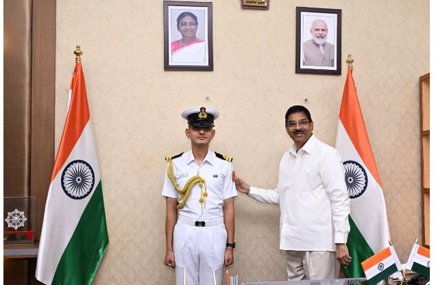 ରାଜ୍ୟପାଳଙ୍କ ଏଡିସି ଭାବେ ନିଯୁକ୍ତ ହେଲେ ନୌସେନା ଅଧିକାରୀ ଲେଫ୍ଟନାଣ୍ଟ ହର୍ଷିତ ଦେଓ